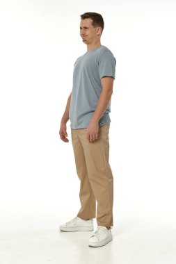 Beyaz arka planda hayal kırıklığına uğramış genç bir adam. Üzüntü