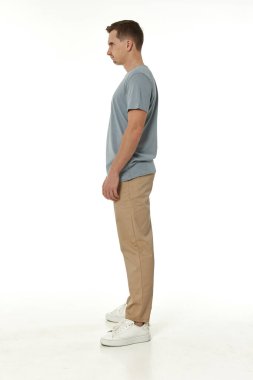 Beyaz arka planda yakışıklı, genç sakin bir adam.