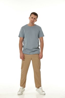 Beyaz arka planda hayal kırıklığına uğramış genç bir adam. Üzüntü