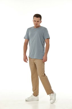 Beyaz stüdyo arka planında bağıran sinirli adam.