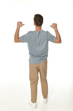 Mutlu adam beyaz stüdyo geçmişine bakıyor.