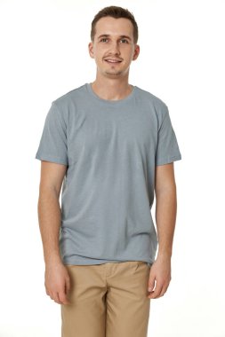 Beyaz arka planda gülümseyen genç adamın portresi