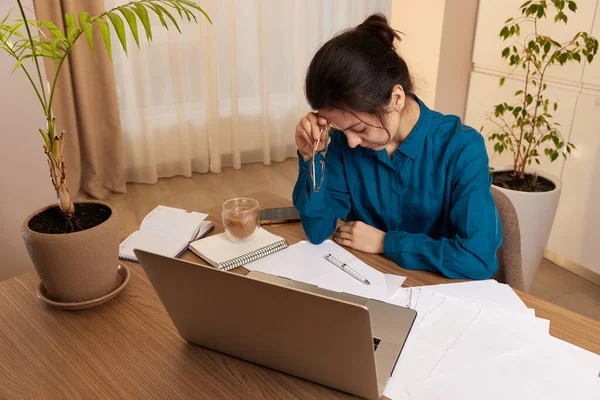 Stressad Trött Kvinna Som Arbetar Laptop Hemma — Stockfoto