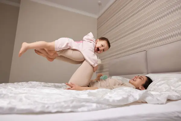 Счастливая Белая Мать Воспитывающая Смеющегося Ребенка Играющая Вместе Спальне Лицензионные Стоковые Фото