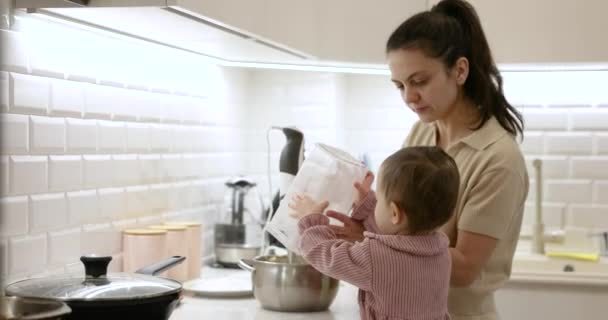 Dziewczynka Dodaje Mąki Ciasta Kuchni Kochająca Matka Córka Przygotowują Ciasto — Wideo stockowe