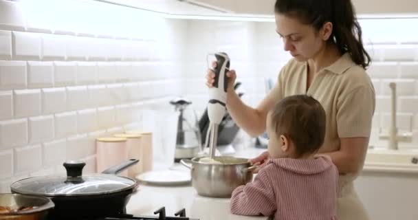 Kochająca Matka Córka Przy Użyciu Miksera Elektrycznego Przygotowania Ciasta — Wideo stockowe