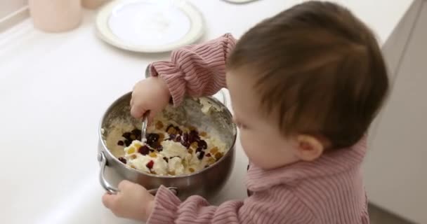 Cute Little Baby Girl Pomocą Łyżki Mieszania Ciasta Twarożek Naleśniki — Wideo stockowe
