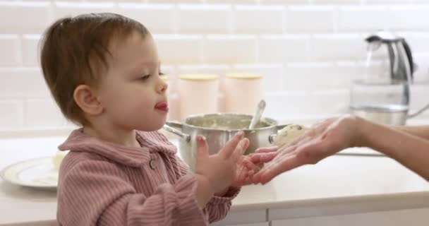 Mama Urocza Córeczka Przygotowują Naleśniki Serem Szczęśliwa Rodzinna Kuchnia Razem — Wideo stockowe