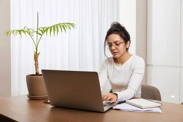 Gözlüklü Güzel Bir Kadın Dizüstü Bilgisayar Kullanıyor Evdeki Internet Müşterisiyle — Stok fotoğraf