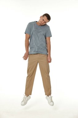 Beyaz arka planda hayal kırıklığına uğramış genç bir adam. Üzüntü