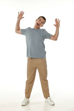 Beyaz stüdyo arka planında kameraya bakan şaşırmış bir adam.