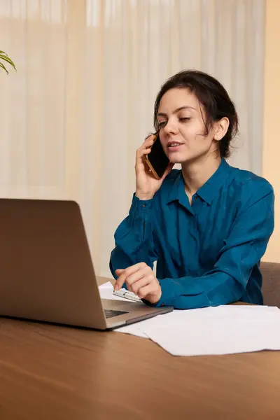 Dizüstü Bilgisayarda Çalışan Güzel Bir Kadını Evde Telefonla Müşteriyle Iletişim — Stok fotoğraf