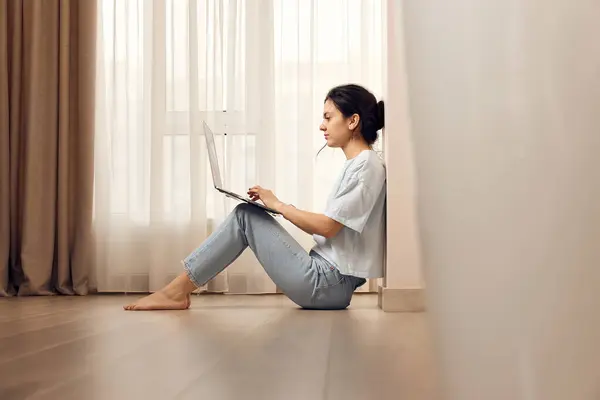Випадкова Жінка Сидить Підлозі Працює Ноутбуці Вдома — стокове фото