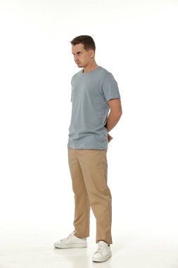 Beyaz stüdyo arka planında bağıran sinirli adam.