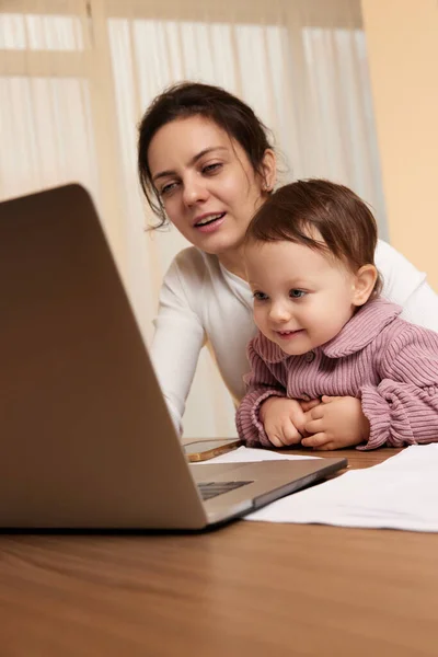 Fröhliche Hübsche Geschäftsfrau Die Mit Ihrem Kleinen Kind Hause Computer — Stockfoto