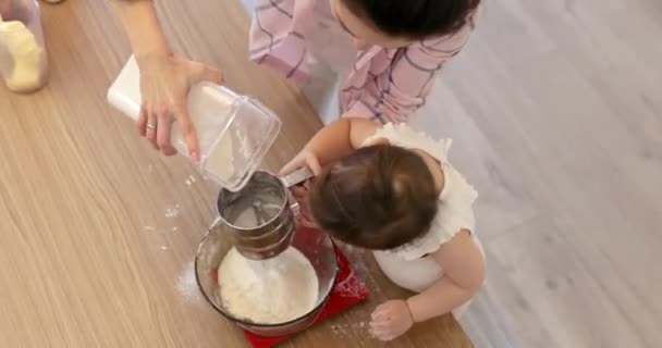 Glückliche Mutter Und Kleines Mädchen Die Mehl Eine Schüssel Sieben — Stockvideo
