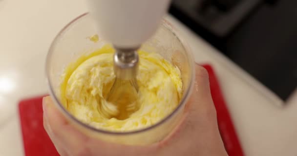 Kvinnliga Händer Med Elektrisk Mixer För Matlagning Söt Dessert — Stockvideo