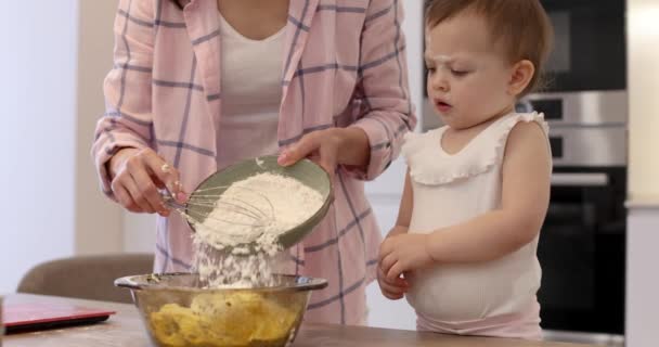 Μαμά Και Κοριτσάκι Ετοιμάζουν Ζύμη Στην Κουζίνα Ψήνουν Μπισκότα Ευτυχισμένες — Αρχείο Βίντεο