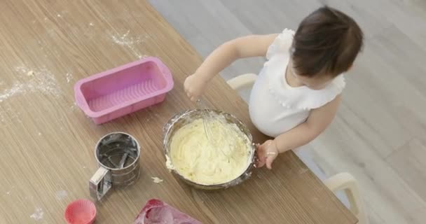 Kleines Mädchen Mit Handrührgerät Für Die Teigzubereitung Der Küche Von — Stockvideo