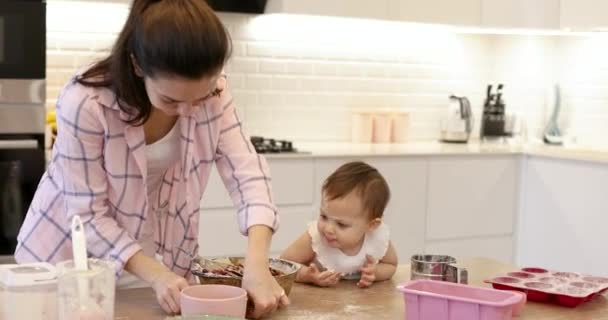 Mutter Und Kleine Tochter Bereiten Teig Für Muffins Mit Beeren — Stockvideo