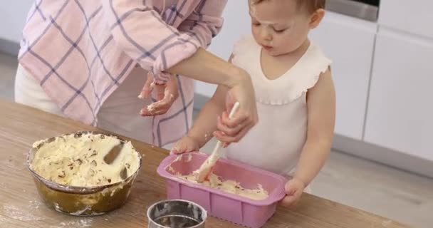 Mutter Und Kleine Tochter Gießen Rohen Teig Silikonformen Für Kuchen — Stockvideo