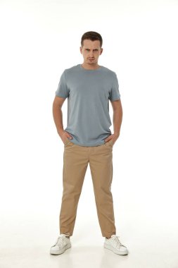 Beyaz arka planda hayal kırıklığına uğramış genç bir adam. Üzüntü