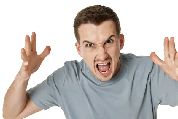 ホワイトスタジオの背景で叫ぶ怒っているひげ付き男 ストック画像