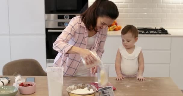 Das Kleine Mädchen Spielt Der Küche Mit Mehl Kinderkochen — Stockvideo