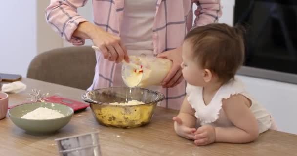 Mutter Und Kleines Mädchen Bereiten Den Teig Der Küche Vor — Stockvideo