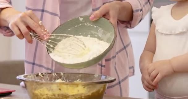 Nahaufnahme Von Mutter Und Kind Bei Der Teigzubereitung Der Küche — Stockvideo