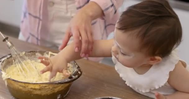 Moeder Klein Kind Meisje Voorbereiding Van Het Deeg Keuken Familie — Stockvideo