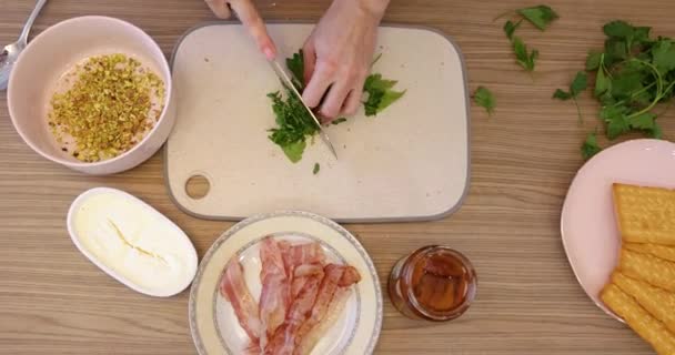 Frau Schneidet Grüne Petersilie Mit Einem Großen Küchenmesser Auf Schneidebrett — Stockvideo