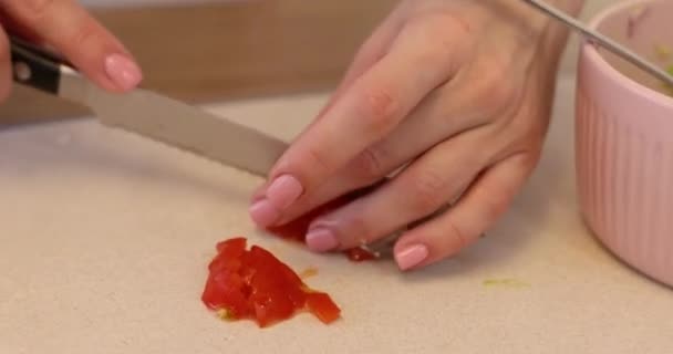 Frauenhände Schneiden Frische Rote Tomaten Auf Schneidebrett Mit Küchenmesser Schneiden — Stockvideo