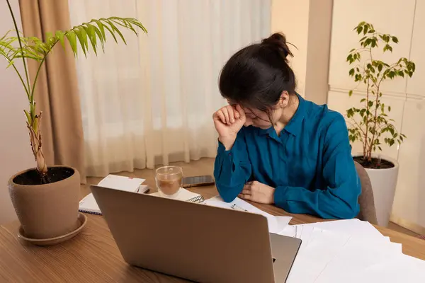 Stressad Trött Kvinna Som Arbetar Laptop Hemma — Stockfoto