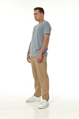 Beyaz arka planda hayal kırıklığına uğramış genç bir adam. Üzüntü