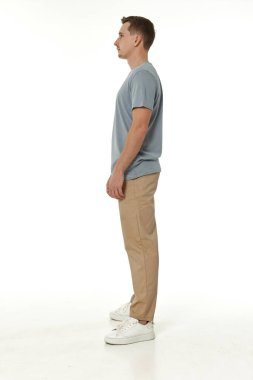 Beyaz arka planda yakışıklı, genç sakin bir adam.