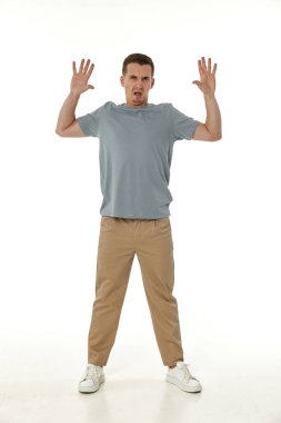 Genç adam beyaz arka planda tiksinti hisseder..