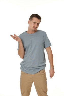 Kafası karışmış genç adam beyaz arka planda izole edilmiş.