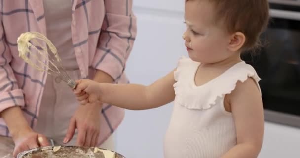 Мать Маленькая Девочка Готовящая Тесто Кухне Семья Веселится Вместе — стоковое видео