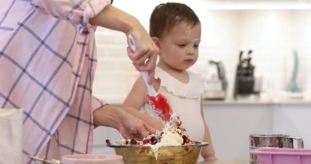 Mam Kleine Meisje Mixen Het Deeg Voor Muffins Keuken Bakken — Stockvideo