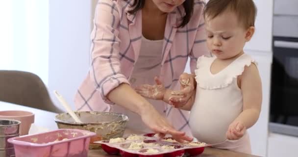 Close Mam Kleine Kind Dochter Bereiden Rauwe Cupcakes Siliconen Vorm — Stockvideo