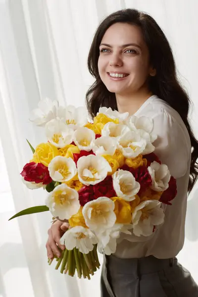 Mooie Vrouw Het Witte Shirt Met Lentebloemen Tulpen Handen Vrouwendag — Stockfoto