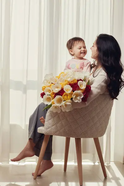 Słodka Córeczka Mama Kwiatowymi Tulipanami Przytulanie Matki Dziecka Szczęśliwego Dnia Zdjęcia Stockowe bez tantiem