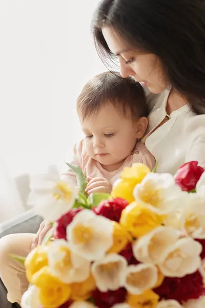 Fiică Mică Drăguță Mamă Lalele Flori Mama Copilul Îmbrățișează Ziua Fotografie de stoc
