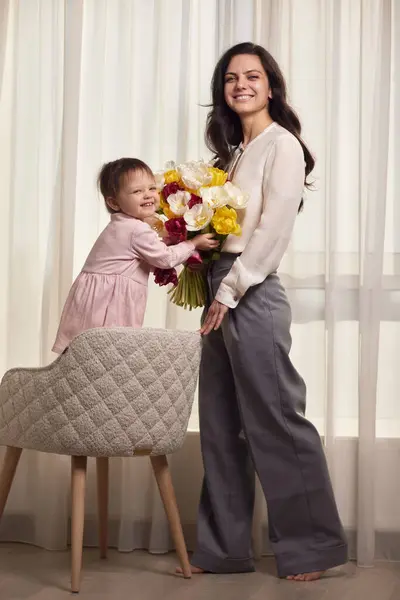 Schattig Dochtertje Mama Met Bloemen Tulpen Moeder Kind Knuffelen Gelukkige Stockafbeelding
