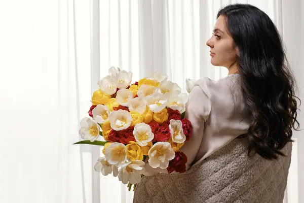 Schöne Lockige Frau Mit Frühlingsblumen Tulpen Den Händen Frauentag Kopierraum lizenzfreie Stockbilder