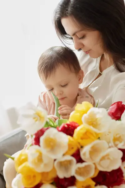 Мила Маленька Донька Мама Квітами Тюльпанами Мати Дитина Обіймаються Щасливий Ліцензійні Стокові Фото