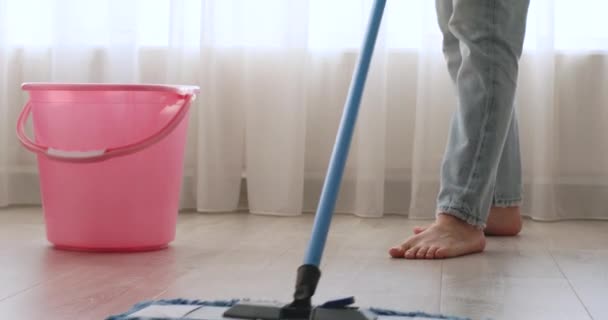 Καυκάσια Γυναίκα Καθαρισμού Και Σφουγγαρίσματος Όροφο Στο Δωμάτιο Καθημερινή Καθαριότητα — Αρχείο Βίντεο