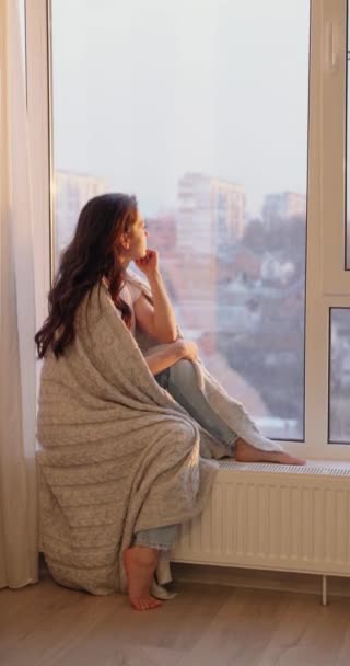 Battaniyeye Sarılı Güzel Bir Kadın Pencere Eşiğinde Oturuyor Dışarı Bakıyor — Stok video