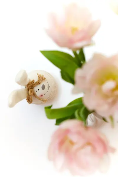 Csokor Tulipán Húsvéti Nyuszi Fehér Asztalon Másolás Helye Stock Fotó
